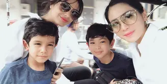 Anak Bunga Zainal dan Kakak Sambungnya (Sumber: Instagram/bungazainal05)