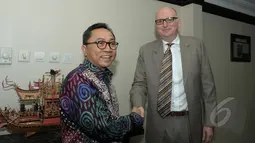 Ketua MPR RI Zulkifli Hasan (kiri) berjabat tangan dengan Duta Besar Paul Grigson saat bertemu di Ruang Kerja Ketua MPR, Jakarta, Kamis (26/3/2015). Kunjungan Dubes Australia dalam rangka perkenalan Duta Besar yang baru. (Liputan6.com/Andrian M Tunay)