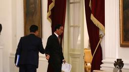 Presiden Jokowi dan Menteri Pemuda dan Olahraga Imam Nachrowi bertemu delegasi FIFA-AF di Istana Negara, Jakarta, Senin (2/11/2015). Agenda  pertemuan ini membahas tentang solusi sepakbola Indonesia. (Bola.com / Nicklas Hanoatubun)