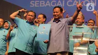 Ketua Umum Partai Gerindra Prabowo Subianto (kanan) bersama Ketua Umum Partai Gelora Anis Matta (kiri) saat deklarasi dukungan di Jakarta, Sabtu (2/9/2023). Partai Gelora menggelar deklarasi mendukung Prabowo Subianto sebagai calon presiden (capres) di Pilpres 2024. (merdeka.com/Imam Buhori)