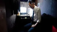 Tak Bisa Bayar Apartemen, Pria Ini Tidur di Warnet Selama 1 Tahun