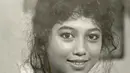 Meriam Bellina sering didapuk jadi aktris langganan peran antagonis di berbagai judul sinetron. Foto masa remaja Meriam Bellina pun jauh dari kata judes karena penampilannya menawan dengan senyum manisnya. Foto lawas ini pun banjir pujian. (Liputan6.com/IG/bellinamer)