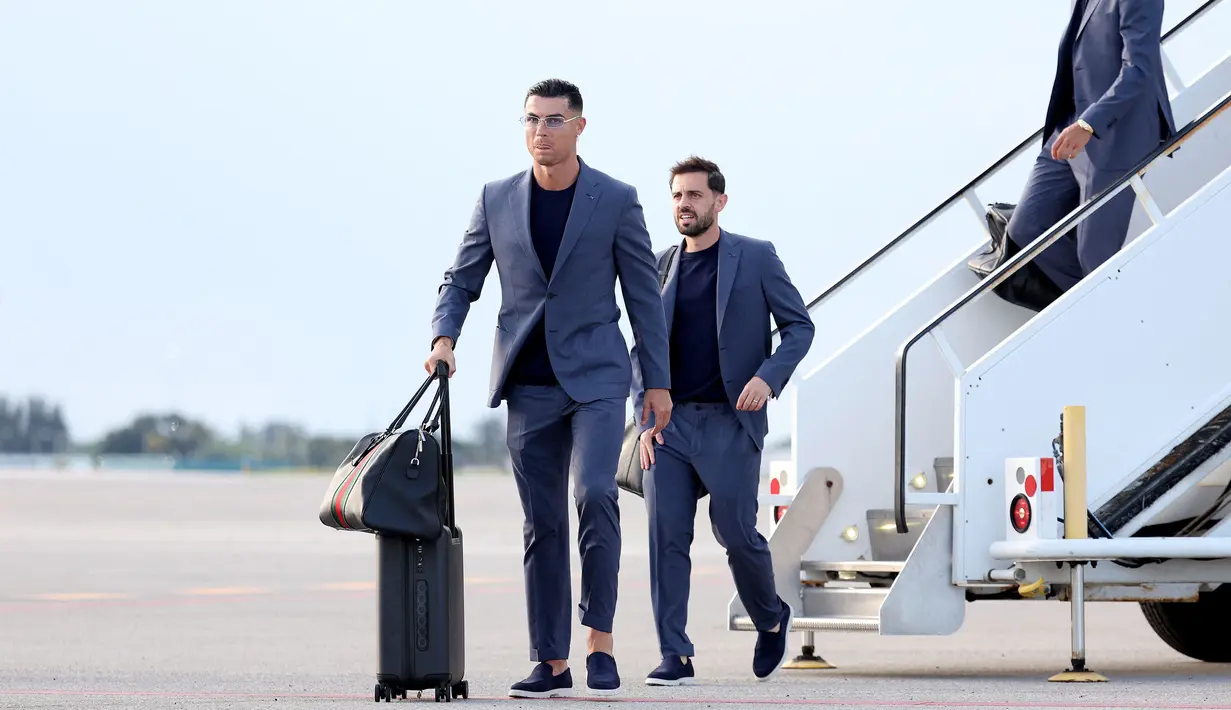 Berbeda dengan pemain lain, Ronaldo membawa dua tas berupa koper dan tas jinjing. CR7 juga tampak mengenakan kacamat dan anting yang membuat dirinya begitu berkarisma. (AFP/Getty Images/Leonardo Fernandez)