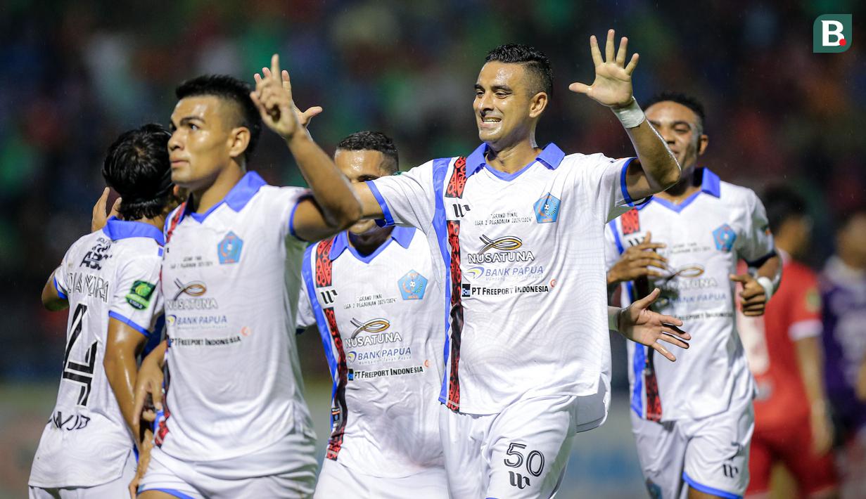 <p>Selebrasi pemain PSBS Biak, Alexsandro (kiri) bersama rekannya, Otavio Dutra setelah mencetak gol kedua timnya ke gawang Semen Padang pada laga leg kedua final Pegadaian Liga 2 2023/2024 di Stadion GOR Haji Agus Salim, Padang, Sabtu (9/3/2024). (Bola.com/Bagaskara Lazuardi)</p>