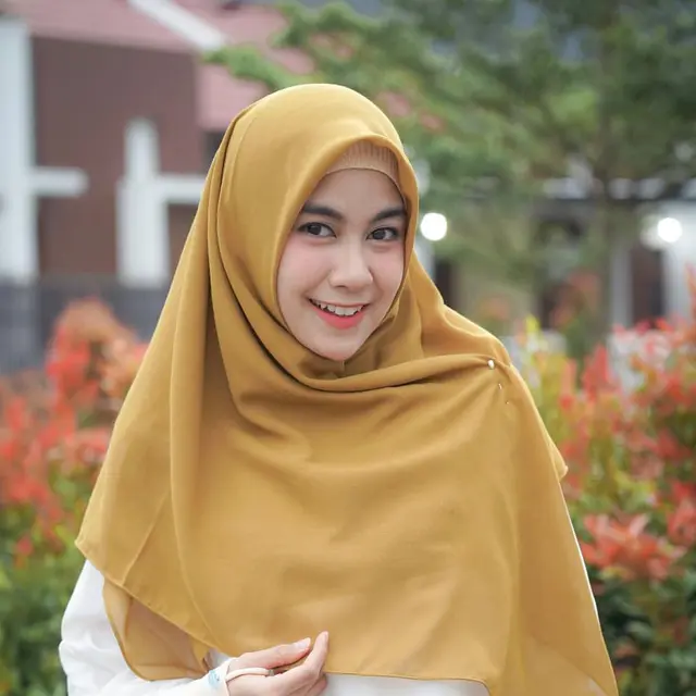 Punya Gigi Kelinci, Potret 6 Artis Pamer Senyum Ini Bikin Pangling