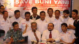 Buni Yani (kedua kiri) didampingi kuasa hukumnya memberi klarifikasi terkait potensi menjadi tersangka dalam kasus dugaan pelanggaran UU IT, Jakarta (7/11). Buni Yani beserta kuasa hukumnya menyatakan siap diperiksa. (Liputan6.com/Helmi Fithriansyah)