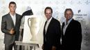 Cristiano Ronaldo didampingi Gubernur Lisbon, Fernando Medida (tengah) dan Presiden Hotel Pestana Grup, Dionisio Pestana (kanan). Selain di Lisbon, CR 7 juga membangun hotel di Madeira. (AFP/Patricio De Melo Moreira) 