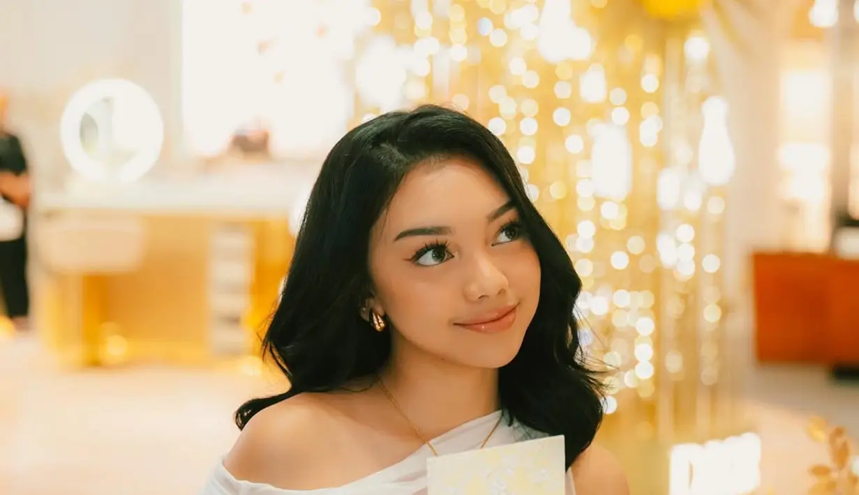 Belum genap 20 tahun, Naura Ayu tampil kian dewasa dengan gaya busananya yang feminin elegan [@naura.ayu]