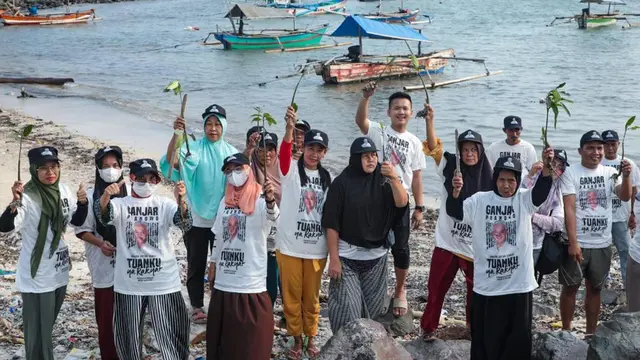 Sukarelawan Ganjar Pranowo yang tergabung dalam Komunitas Nelayan Pesisir (KNP) Lampung mengajak warga Desa Sebalang, Lampung Selatan, Provinsi Lampung, untuk peduli lingkungan dengan menanam pohon mangrove di pantai Sebalang (Istimewa)