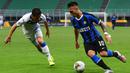 Penyerang Inter Milan, Lautaro Martinez, berebut bola dengan pemain Brescia pada laga lanjutan Serie A pekan ke-29 di Giuseppe Meazza, Kamis (2/7/2020) dini hari WIB. Inter Milan menang 6-0 atas Brescia. (AFP/Miguel Medina)