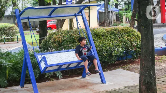 Fasilitas Bermain Anak di Taman Hangtuah Terbuat dari Bahan Daur Ulang