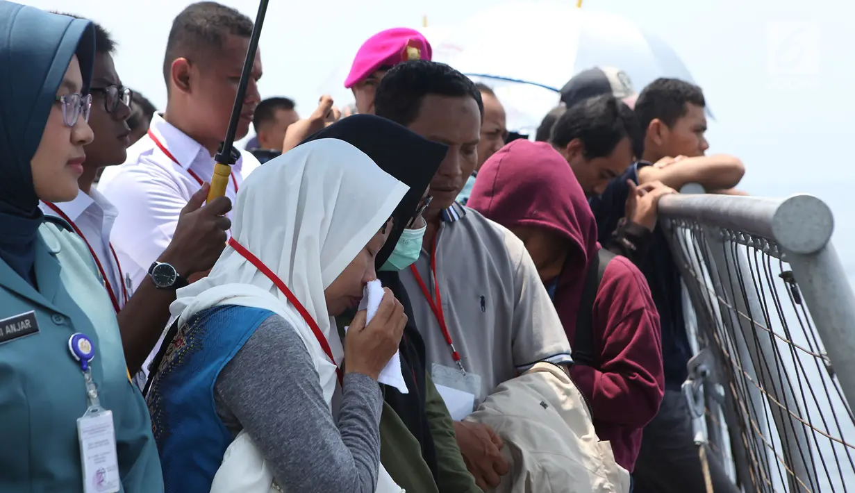 Keluarga korban Lion Air PK-LQP  berdoa di atas KRI Banda Aceh di Perairan Tanjung karawang, Jawa Barat, Selasa (6/11). Pesawat Lion Air JT 610 rute Jakarta-Pangkal Pinang jatuh di Tanjung Karawang, Jabar, (29/10/2018) pagi. (Merdeka.com/Imam Buhori)