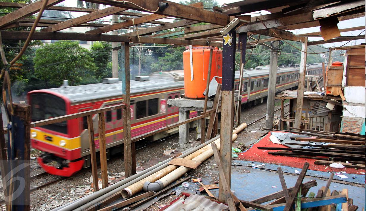 Sejumlah bangunan yang dibongkar sendiri oleh warga di pinggir rel kereta api di kawasan Kelurahan Rawajati, Pancoran, Jakarta, Rabu (10/6/2015). Warga rela membongkar sendiri rumahnya karena bermukim di lahan milik PT KAI. (Liputan6.com/Helmi Afandi)