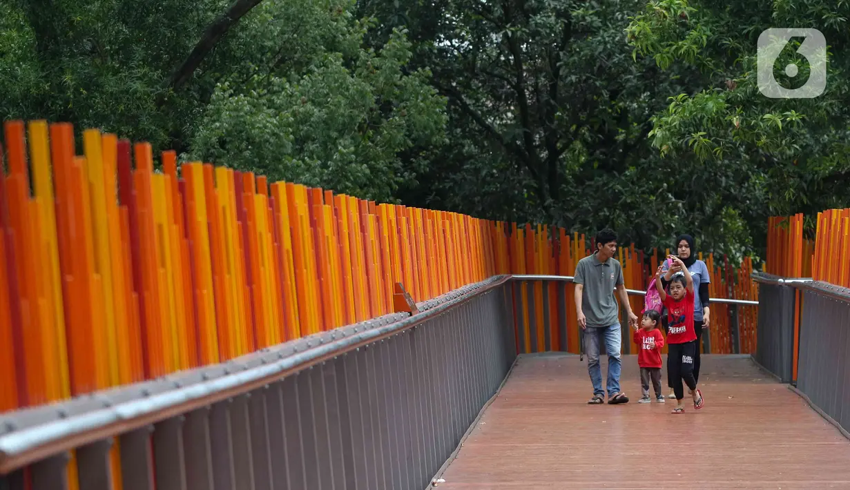 Pengunjung menikmati suasana Taman Tebet Eco Park, Jakarta, Rabu (1/2/2023). Pemeliharaan RTH terus dilakukan dan sebanyak 256 lokasi RTH kini telah tertata dengan baik. (Liputan6.com/Herman Zakharia)