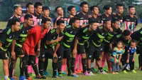 Para pemain profesional (belakang) Malang berkumpul bermain bersama di klub amatir, Dokjrenk FC, untuk mengisi libur Lebaran. (Bola.com/Iwan Setiawan)