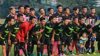 Para pemain profesional (belakang) Malang berkumpul bermain bersama di klub amatir, Dokjrenk FC, untuk mengisi libur Lebaran. (Bola.com/Iwan Setiawan)