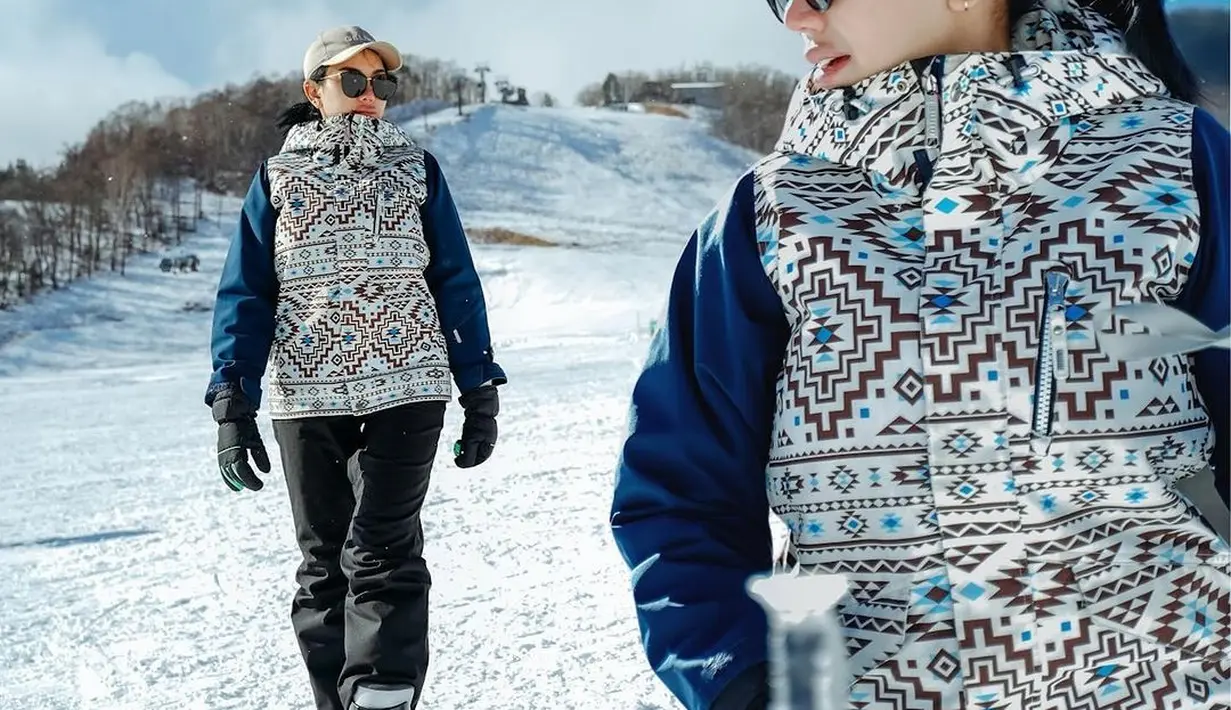 Nikita Mirzani sedang membawa anak-anaknya untuk berlibur ke Jepang. Kecantikan natural dan gaya keibuan Nikita saat bermain salju bersama kedua anaknya terlihat memukau. [Foto: Instagram/nikitamirzanimawardi_172]