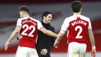Pelatih Arsenal, Mikel Arteta, tersenyum usai berhasil membawa timnya menaklukkan Chelsea pada laga Liga Inggris di Stadion Emirates, Sabtu (26/12/2020). Arsenal menang dengan skor 3-1. (Julian Finney Pool via AP)
