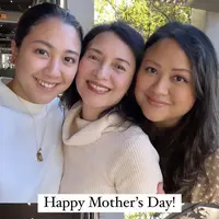 Berbeda dengan Indonesia, Mothers day di Amerika tahun 2022 jatuh pada tanggal 8 Mei. Sherina pun menjadi salah satu aktris Indonesia yang mengucap selamat hari ibu dimomen ini. Yuk intip paras memesona sang ibu.