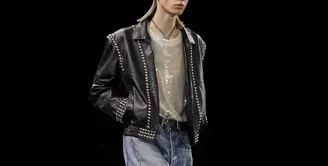 Leather jacket juga dihadirkan dalam paduan sequined t-shirt dan celana jeans yang menjadi ciri khas gaya punk. (Dok/Celine).