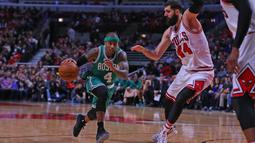 Boston Celtics guard, Isaiah Thomas #4 menggiring bola melewati Chicago Bulls forward, Nikola Mirotic #44  pada laga NBA di United Center, Chicago, Jumat (28/10/2016) WIB.  (Reuters/Dennis Wierzbicki-USA TODAY Sports)
