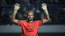 Kiper Dewa United, Sonny Stevens pada laga pekan ketiga BRI Liga 1 2023/2024 antara Persib Bandung melawan Dewa United di Stadion GBLA, Bandung, Jumat (14/07/2023). (Bola.com/Bagaskara Lazuardi)