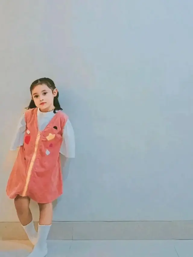 Potret Aleia anak Aryani Fitriana yang disebut seperti boneka hidup