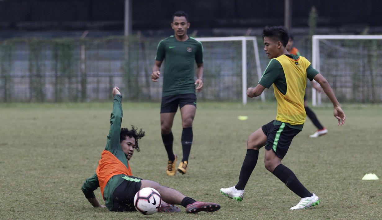 Pemain Timnas Indonesia U-19, Bagus Kahfi, berebut bola saat latihan di Stadion Padjadjaran, Bogor, Kamis (26/9). Latihan ini merupakan persiapan jelang kualifikasi Piala Asia 2020. (Bola.com/Yoppy Renato)