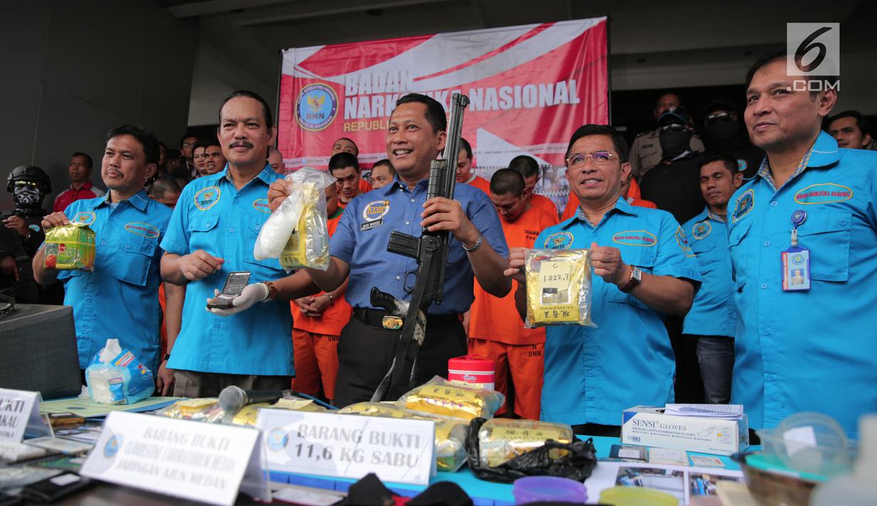 Kepala BNN Komjen Budi Waseso menunjukkan barang bukti terkait kasus penyelundupan narkoba oleh empat jaringan internasional di Kantor BNN, Jakarta, Selasa (10/10). (Liputan6.com/Faizal Fanani)