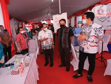 Anggota Komisi XI DPR RI Kamrussamad (kanan), Kepala OJK Regional 1 DKI Jakarta dan Banten Dhani Gunawan Idat dan Plt Dirut PT Bank DKI Romy Wijayanto berbincang saat menghadiri peresmian Sentra Vaksinasi Covid-19 di Bank DKI Kantor Layanan Juanda, Jakarta, Sabtu (10/7/2021). (Liputan6.com/HO/Nado)