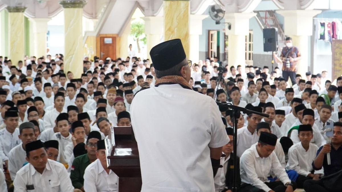 Zulhas Ingatkan Santri Harus Dibekali Ilmu dan Iman untuk Hadapi Perubahan Dunia