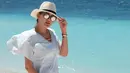 Lihat saja saat liburan di pantai, gaya Luna ini masih sangat elegan dan pastinya sangat memukau. Memakai short pants dengan atasan abu-abu, tak lupa topi lebar dengan kaca mata hitamnya. Kece badai pastinya. (Instagram/lunamaya)