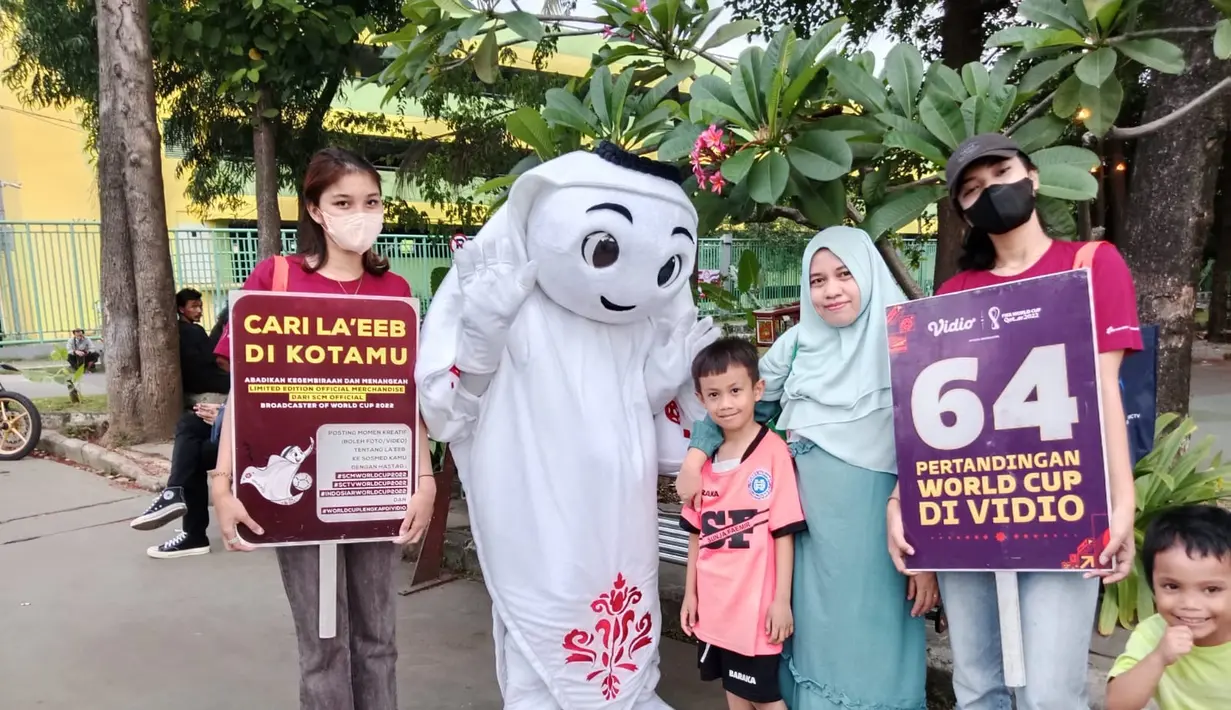 La'eeb berkeliling Indonesia sejak sebulan yang lalu. Maskot imut itu menggaungkan euforia Piala Dunia 2022 yang kurang dari satu bulan lagi bergulir dalam program "Berburu La'eeb". Kampanye ini diselenggarakan SCM selaku official broadcaster Piala Dunia 2022 Qatar. (Dok. SCM)