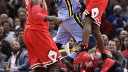Aksi pemain Chicago Bulls, Kris Dunn #32 menghalau bola hasil tembakan pemain  Memphis pada lanjutan NBA basketball game di United Center, Chicago, (7/3/2018). Chicago Bulls menang 119-110. (AP/Charles Rex Arbogast)