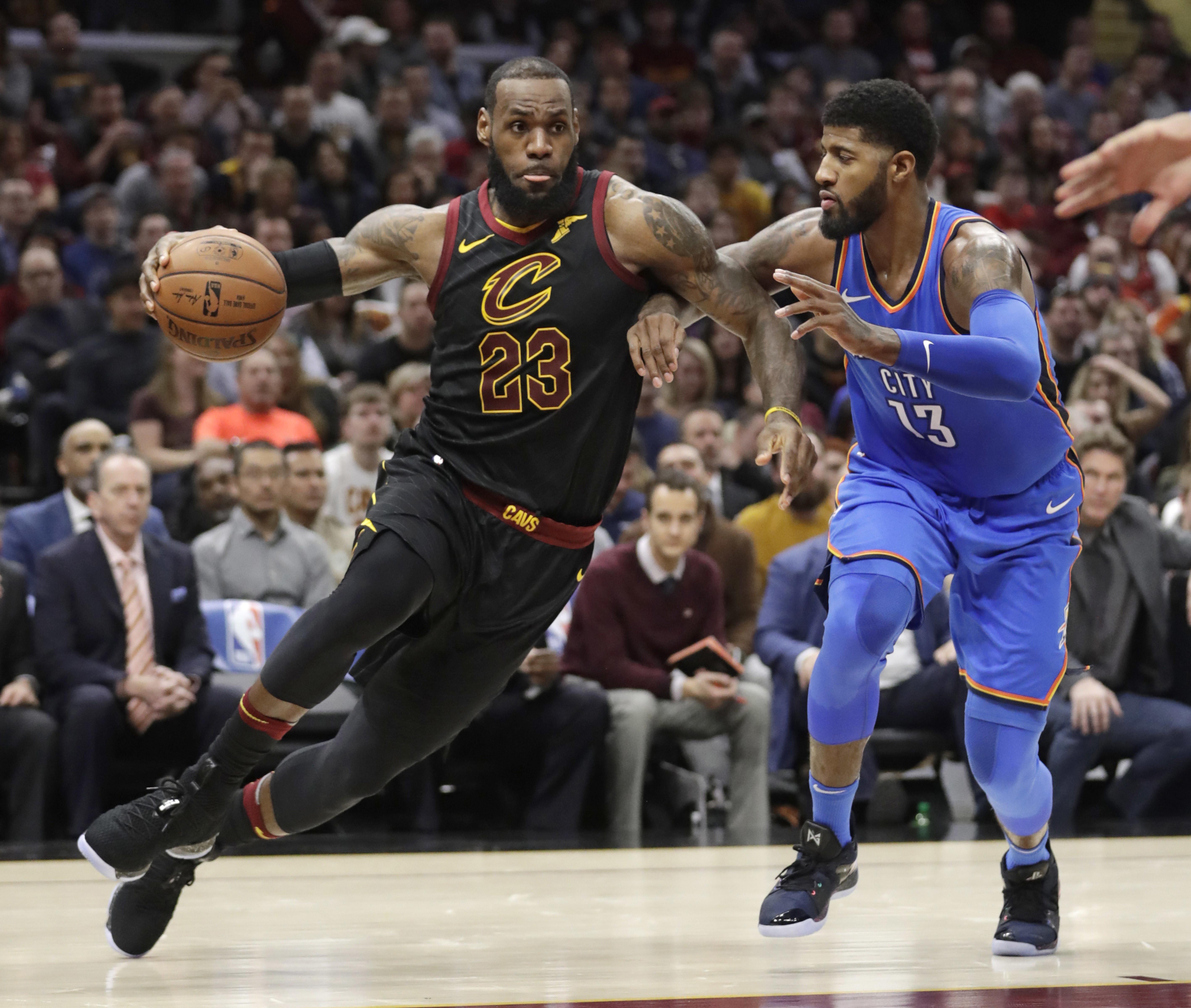 Paul George (kanan) cetak poin tertinggi saat Thunder hajar Cavaliers (AP Photo/Tony Dejak)