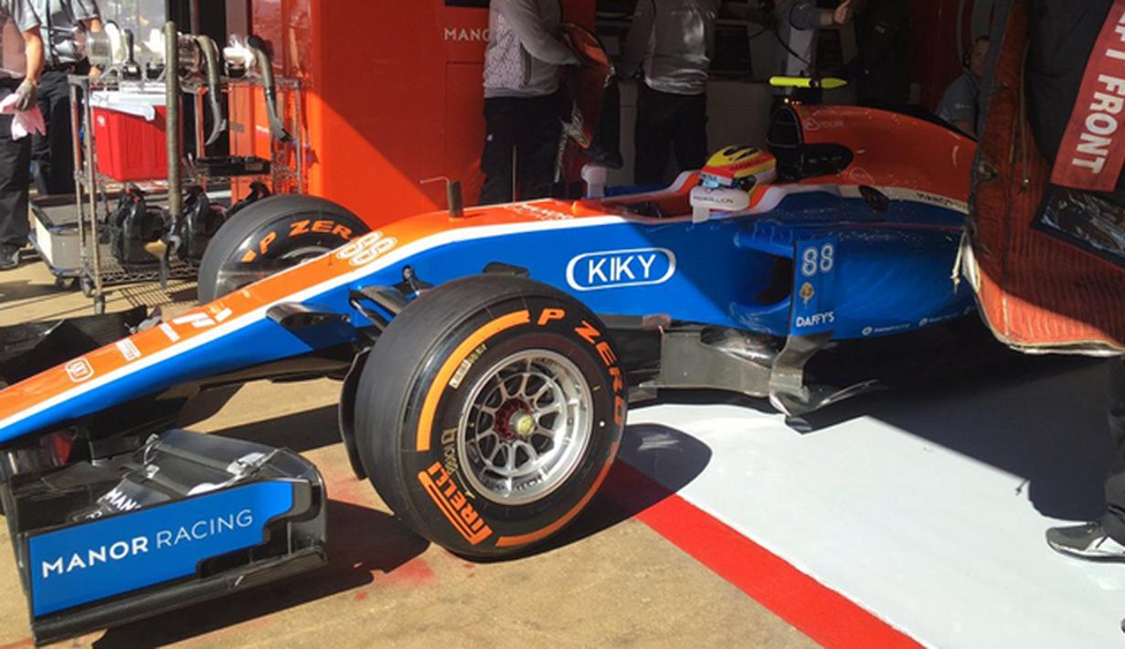 Pebalap Manor Racing asal Indonesia, Ro Haryanto, saat akan memulai latihan bebas pertama F1 GP Spanyol di Sirkuit Catalunya, Spanyol, Jumat (13/5/2016). (Bola.com/Twitter/Manorracing)