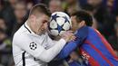 Ekspresi pemain PSG, Marco Verratti (kiri) saat berebut bola dengan pemain Barcelona, Neymar pada leg kedua Babak 16 Besar Liga Champions di Camp Nou stadium, Barcelona, (8/3/2017). Barcelona menang 6-1. (AP/Emilio Morenatti)