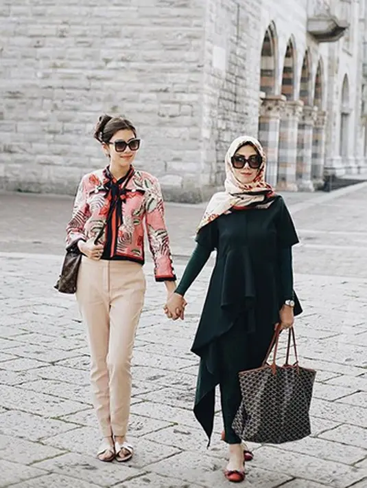 "Manja lah. Mengkhawatirkan juga ya, soalnya bisa ga dia jadi seorang istri. Kan dari bangun tidur sampai sekarang masih diurusin," kata Amy Qanita di Green Andara Residence, Jakarta Selatan, Minggu (12/11/2017). (Instagram/syahnazs)