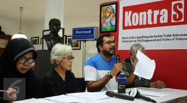 Koordinator KontraS, Haris Azhar (kedua kanan) menunjukkan surat saat memberikan penyataan di Jakarta, Rabu (2/3/2016). KontraS beserta keluarga korban pelanggaran HAM masa lalu mendesak pencopotan Jaksa Agung. (Liputan6.com/Helmi Fithriansyah)