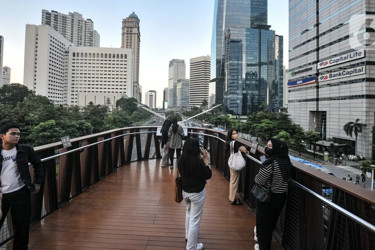 FOTO: Sensasi Baru Ngabuburit di JPO Pinisi