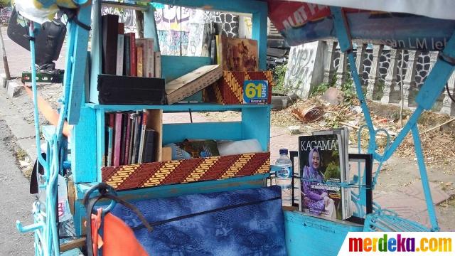 Becak pak Sutopo dilengkapi dengan rak buku | Copyright merdeka.com/purnomo edi