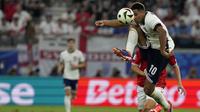 Gelandang Timnas Inggris, Jude Bellingham, gagal membawa timnya meraih kemenangan saat bersua Denmark pada laga kedua Grup C Euro 2024 di&nbsp;Waldstadion, Frankfurt, Kamis (20/6/2024) malam WIB. Inggris dan Denmark harus puas bermain imbang 1-1. (AP Photo/Michael Probst)