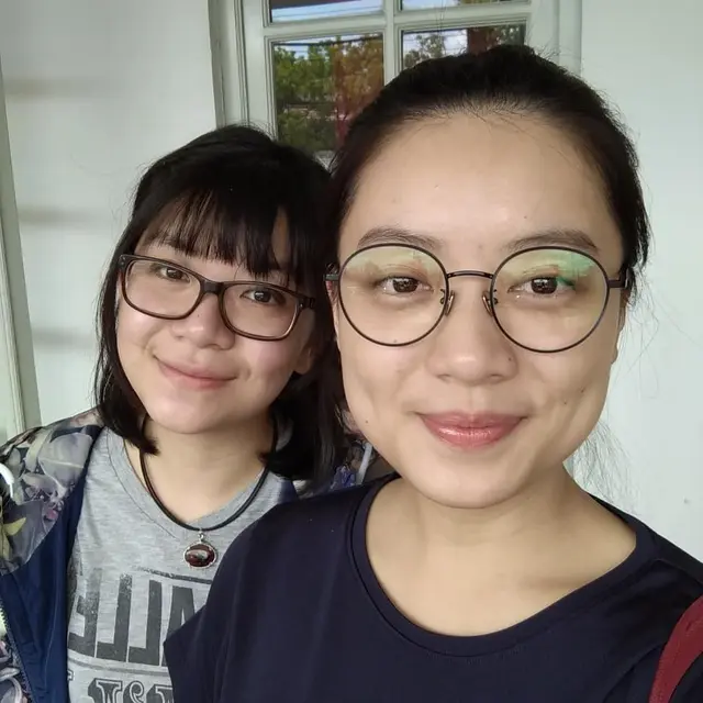 Bak Saudara Kembar, Ini 6 Potret Kompaknya Leony dan Sang Adik