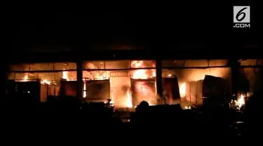 Puluhan kios milik para pedagang pasar Induk Kramajati tadi malam hangus terbakar. Kerugian ditaksir mencapai miliaran rupiah. Api berhasil dipadamkan menjelang subuh