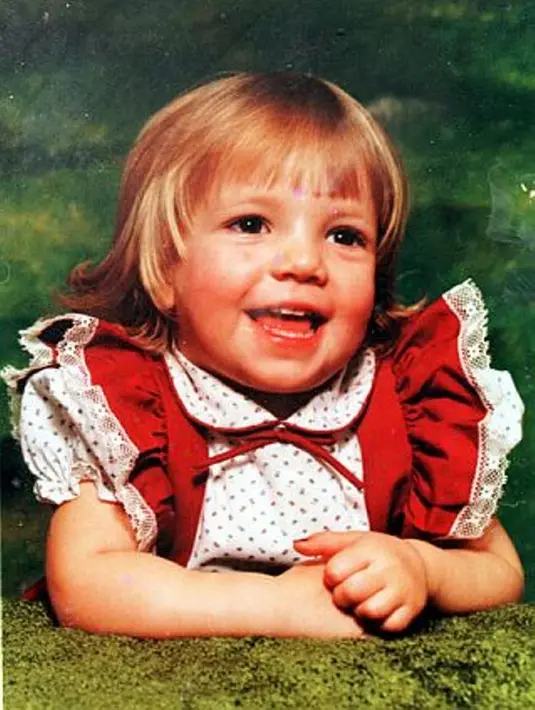 "Hit me baby one more time...". Si kecil yang sedang tertawa lebar itu adalah idola remaja pada tahun 2000an, Britney Spears! (Flavorwire)