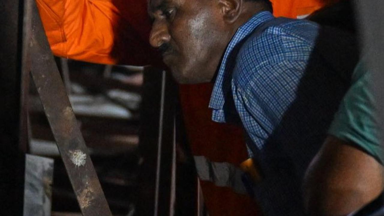 Dilaporkan Al Jazeera, papan reklame tersebut roboh menimpa beberapa rumah dan pompa bensin di sebelah jalan yang sibuk di pinggiran timur Ghatkopar menyusul angin kencang dan hujan pada Senin (13/5) malam.&nbsp;Foto: Punit Paranjpe/AFP