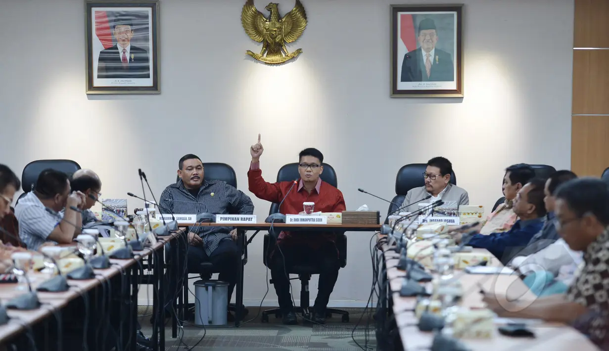 Ahli Hukum Tata Negara Irman Putra Sidin (tengah) memberikan keterangan saat diundang oleh Panitia Hak Angket DPRD DKI Jakarta, Rabu (25/3/2015). (Liputan6.com/Johan Tallo)
