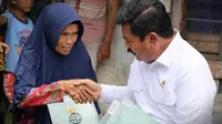 Menteri Agraria dan Tata Ruang/Kepala Badan Pertanahan Nasional (ATR/BPN), Hadi Tjahjanto saat menyerahkan sertifikat tanah di Pekalongan. (Foto: Istimewa).