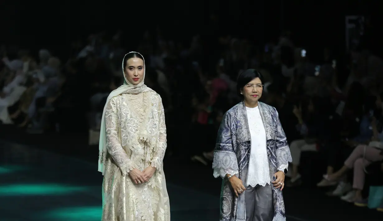 Menpar Widi Wardhana nampak kenakan outer lace keemasan dengan celana panjang berwarna senada