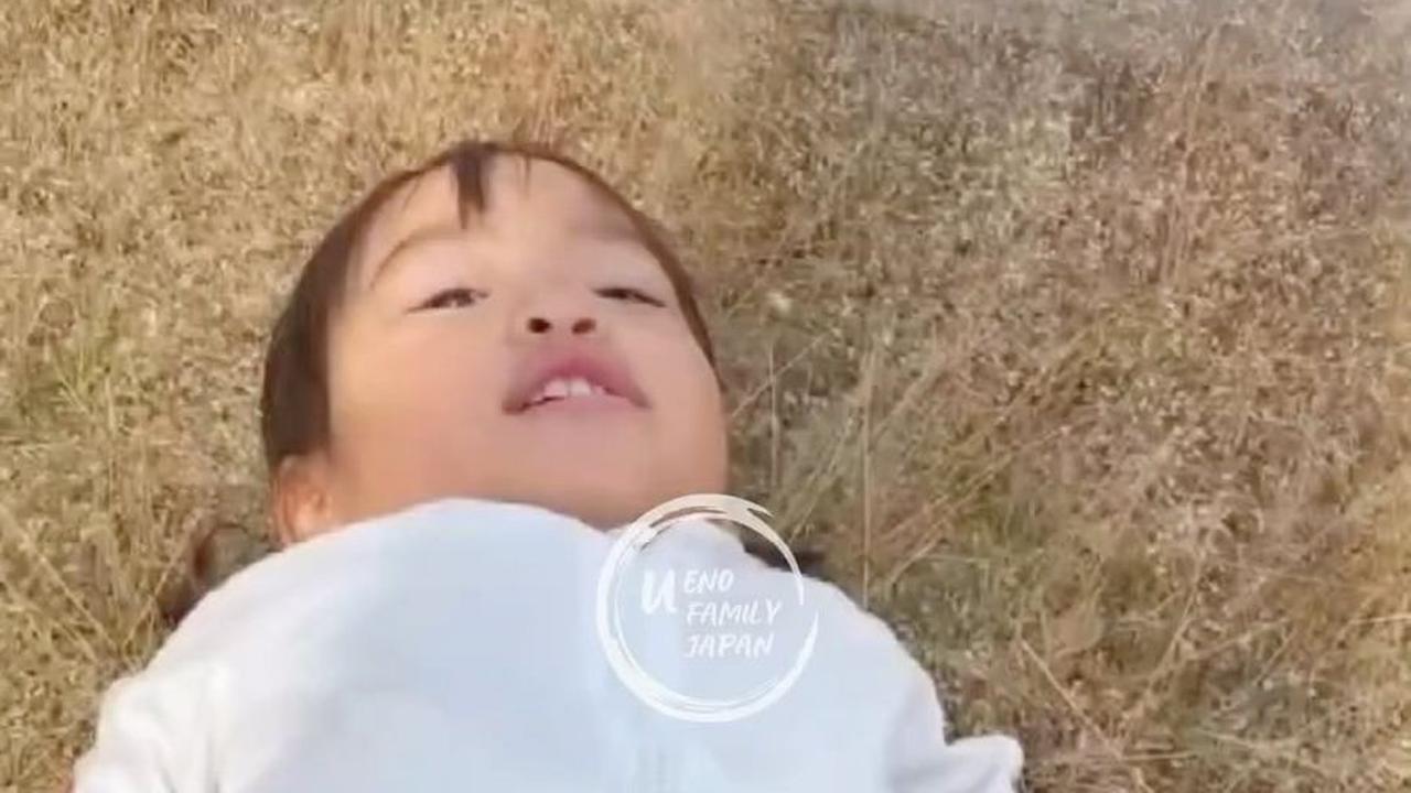 Ritsuki senang bermain di luar, sering berguling-guling di pasir dan terkadang terjatuh di semak rerumputan, yang sering kali menjadi bahan mainan dari sang ibu.&nbsp;